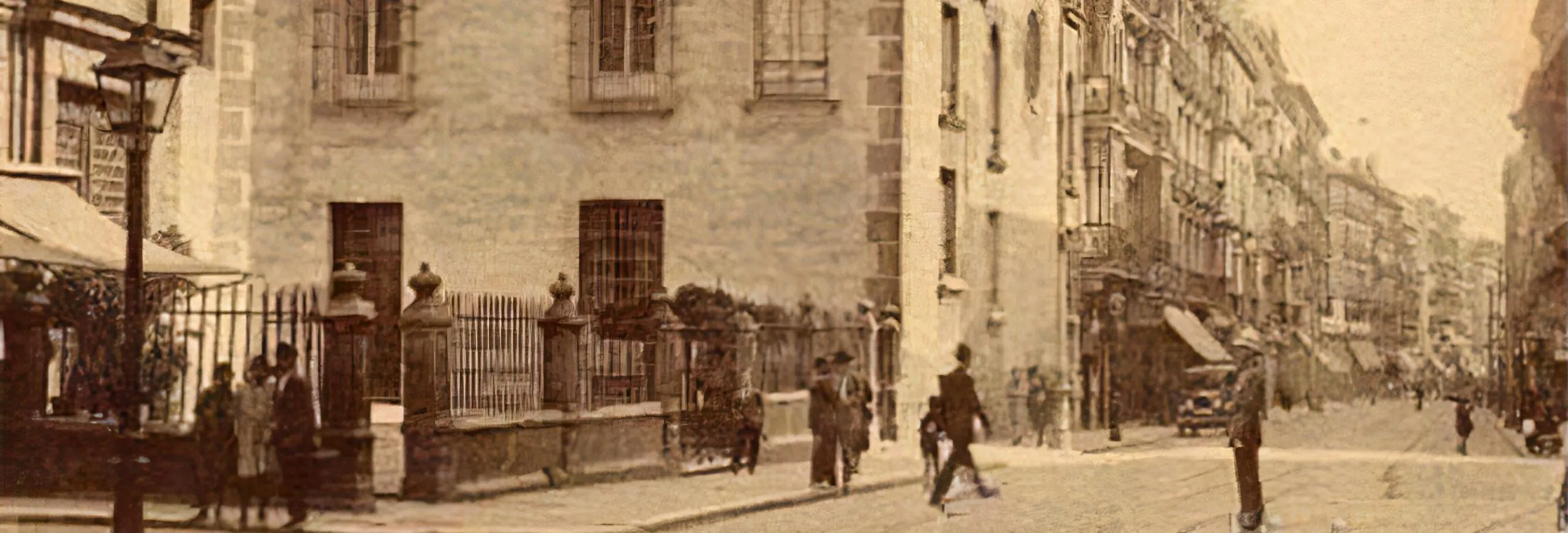 Fotografía antigua de la calle de Atocha con la verja de la parroquia de San Sebastián